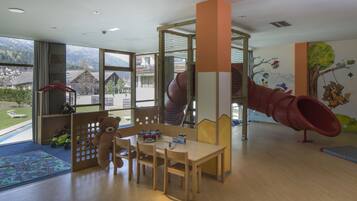 Children can play and explore in this spacious room with a large window offering a view of the surrounding mountains.
