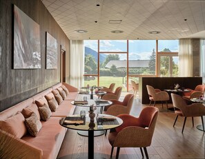 Breakfast, dinner served; local and international cuisine, garden views 