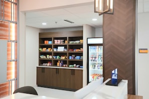 Lobby lounge - La Quinta Inn & Suites by Wyndham Auburn - University Area (Auburn)