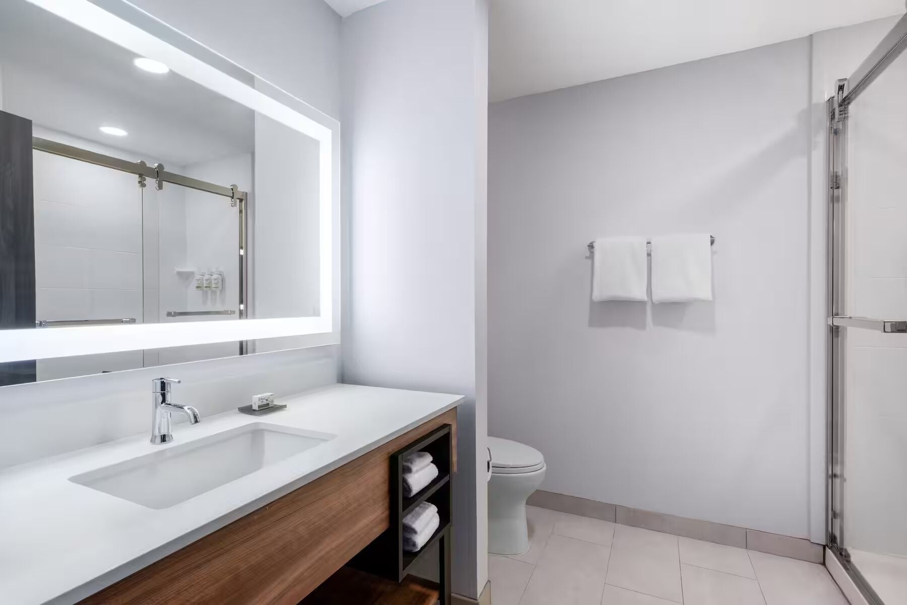 Standard Room, 1 King Bed | Bathroom | Hair dryer, towels, soap, shampoo