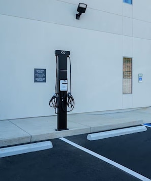 Free self-parking - La Quinta Inn & Suites by Wyndham Auburn - University Area (Auburn)