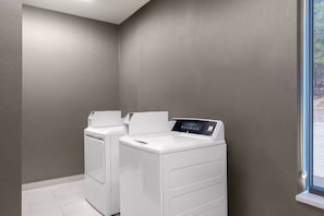 Laundry room - La Quinta Inn & Suites by Wyndham Auburn - University Area (Auburn)