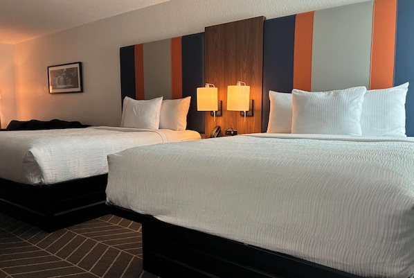 Desk, iron/ironing board, cribs (free), WiFi (free) - La Quinta Inn & Suites by Wyndham Auburn - University Area (Auburn)