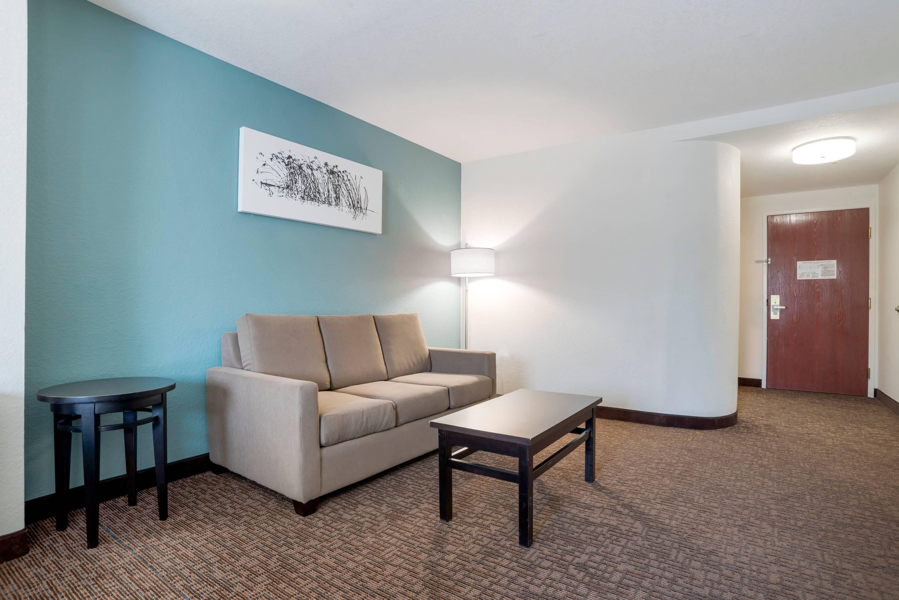 Escritorio, tabla de planchar con plancha, wifi gratis y ropa de cama 