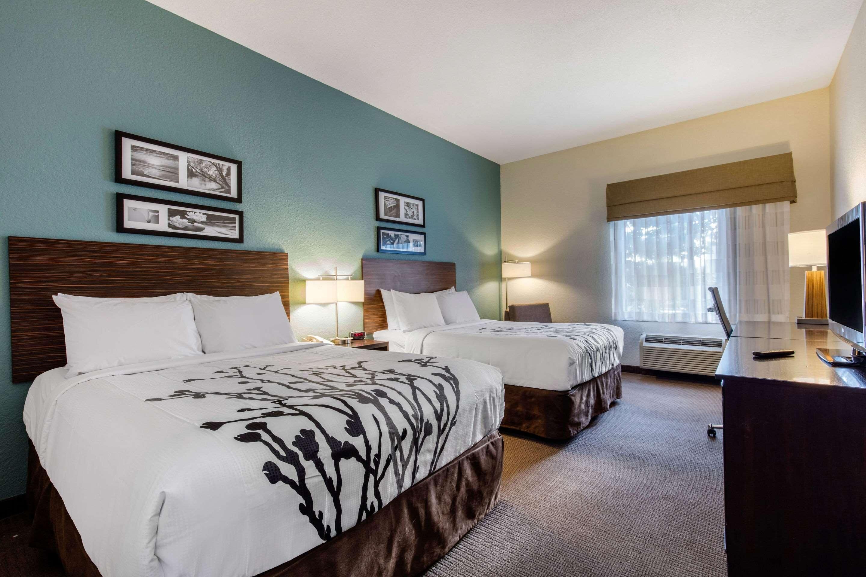 Escritorio, tabla de planchar con plancha, wifi gratis y despertador 