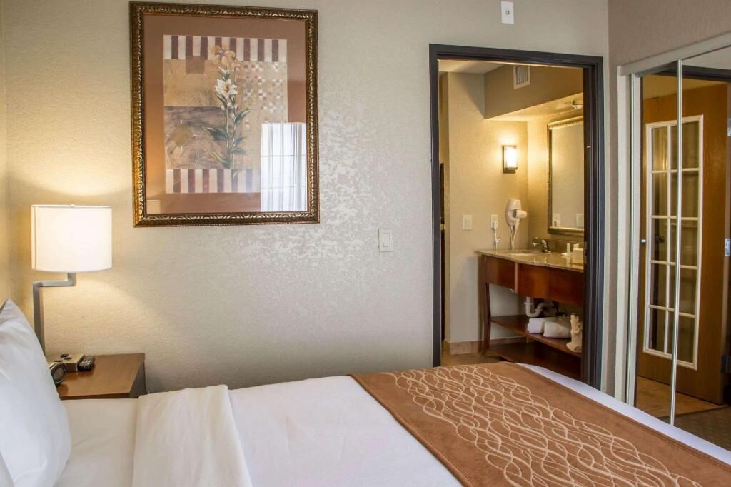 1 bedroom, desk, laptop workspace, blackout drapes