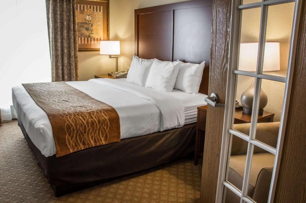 1 bedroom, desk, laptop workspace, blackout drapes