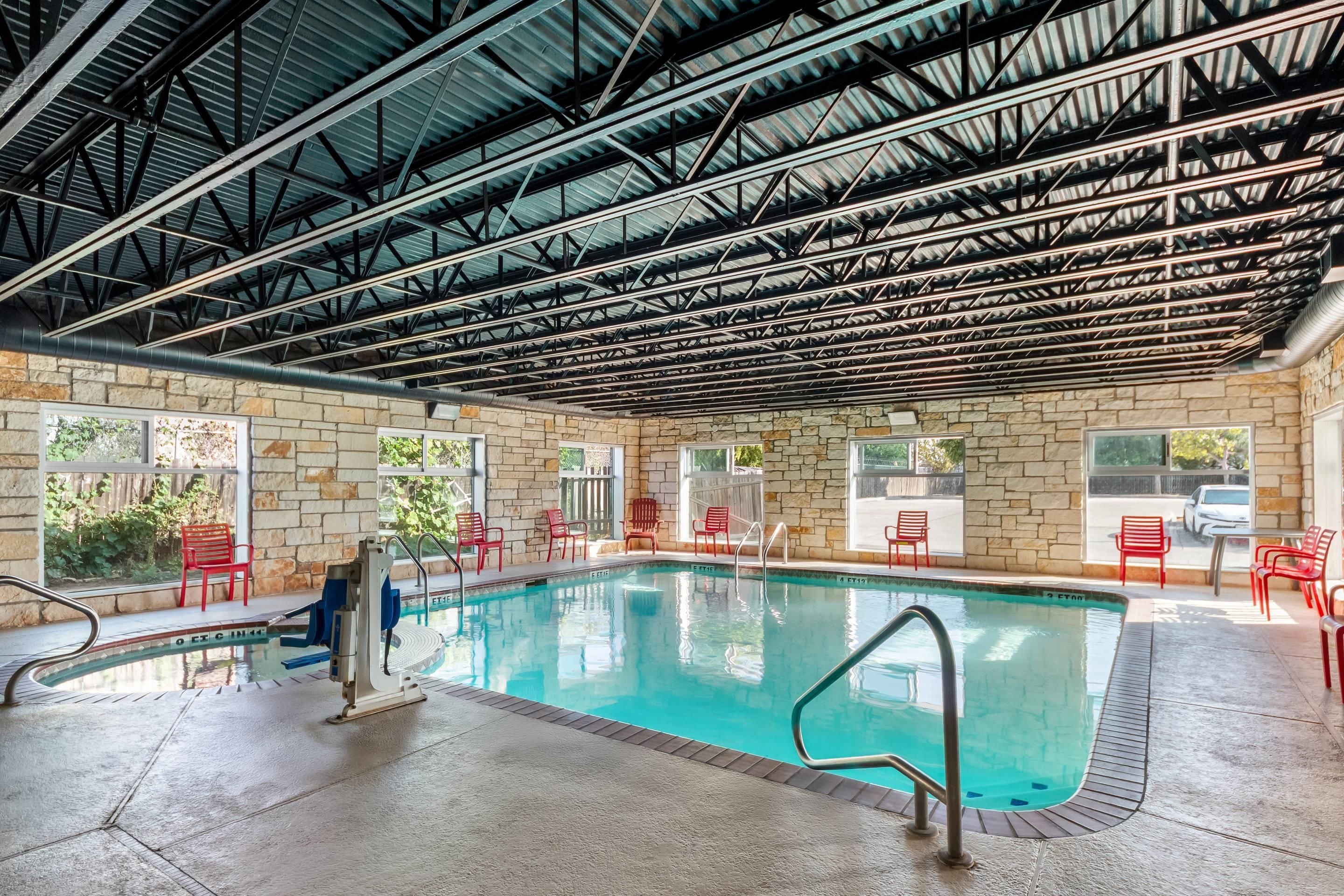 Ein Hallenbad mit hoher Decke und Steinwänden.