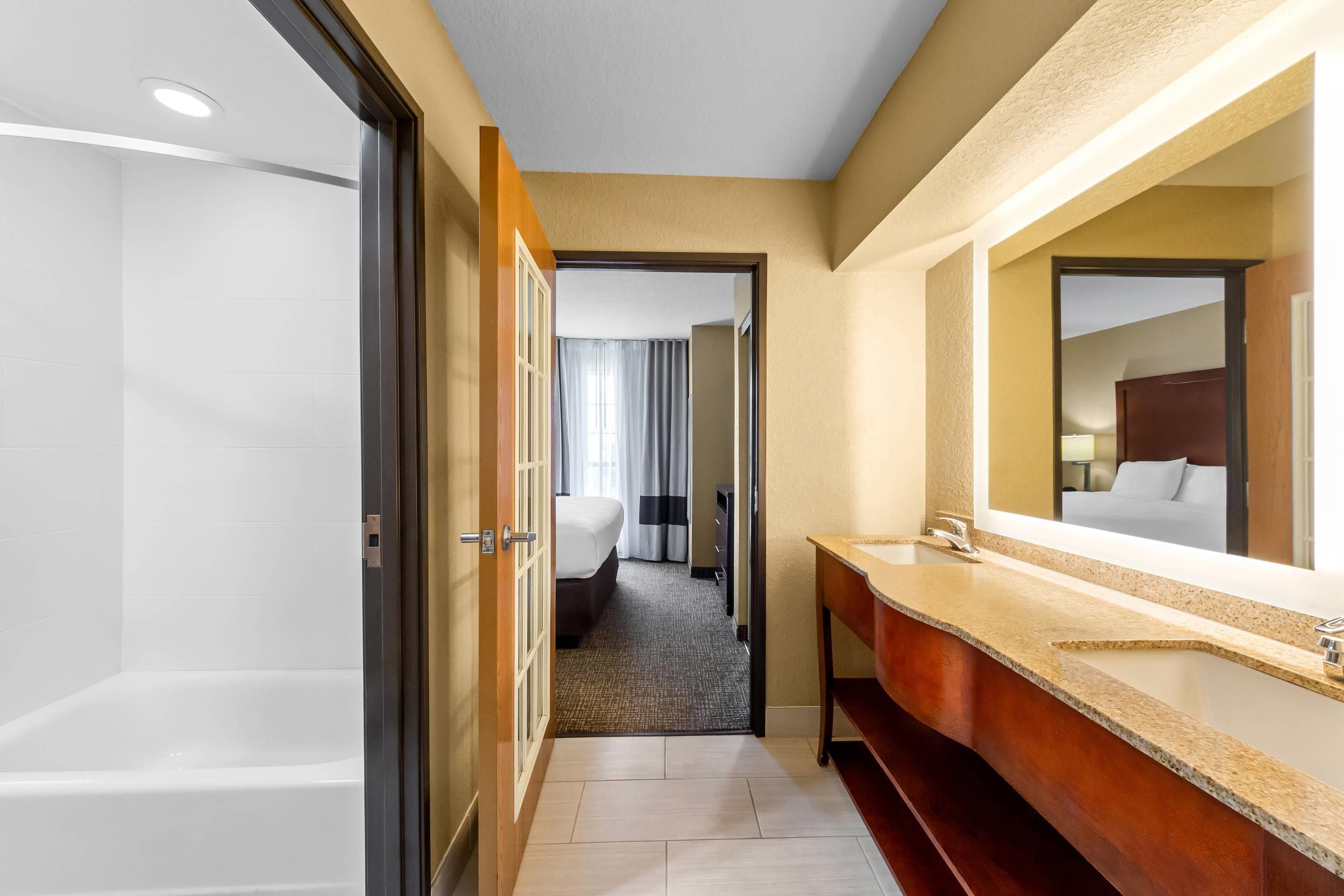 Une salle de bain d’hôtel avec une baignoire, un lavabo et un miroir.