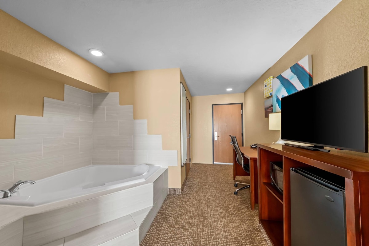 Suite, 1 cama King size, para no fumadores, hidromasaje | 1 habitación, escritorio y espacio para trabajar con laptop