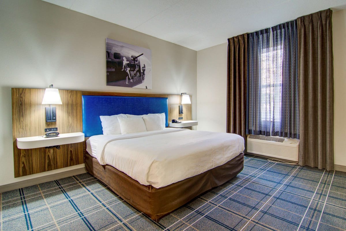 Room, 1 King Bed, Non Smoking | In-room safe, individually decorated, individually furnished, desk
