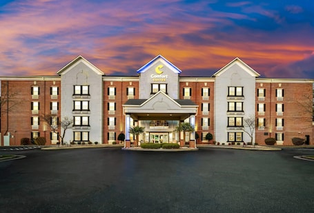 Exterior. Comfort Suites Airport