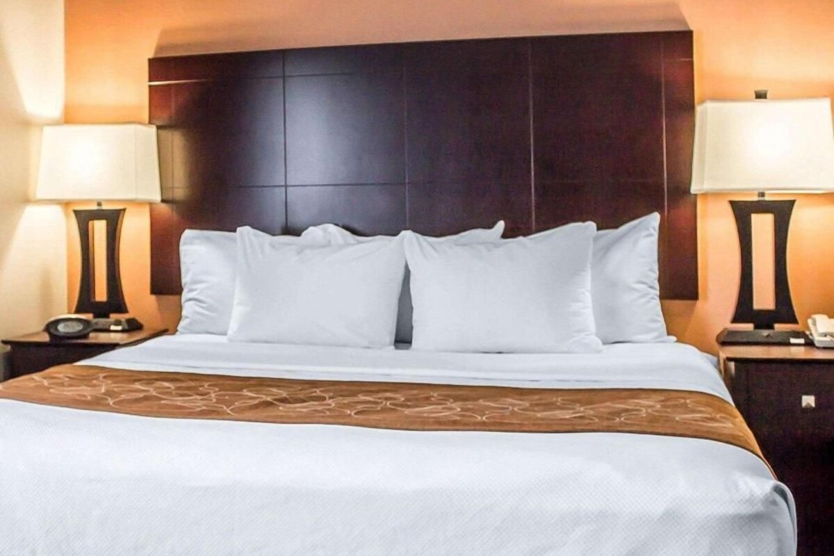 Literie de qualité supérieure, surmatelas, bureau, rideaux occultants