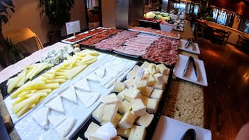 Se ofrece un desayuno bufé todos los días (por un coste adicional)