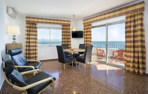 32-inch LCD TV with satellite channels, TV - Hotel Apartamentos Bajondillo (Torremolinos)