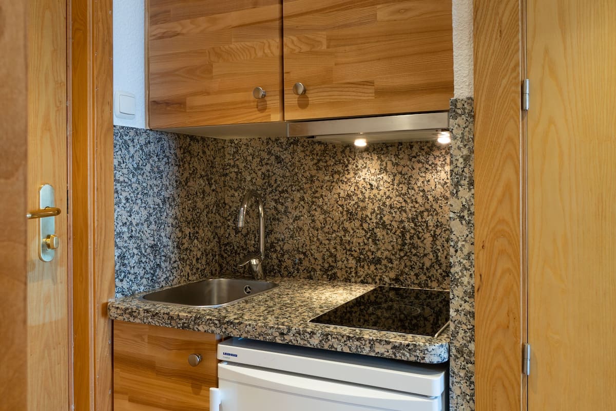 basic studio, ground floor | private kitchenette | fridge, stovetop, cookware/dishes/utensils