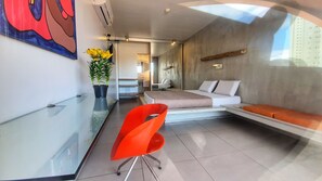 Minibar, in-room safe, desk, laptop workspace - Cocoon Hotel & Lounge (Salvador)