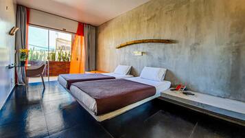 Habitación estándar | Minibar, caja fuerte, escritorio y espacio para trabajar con un portátil