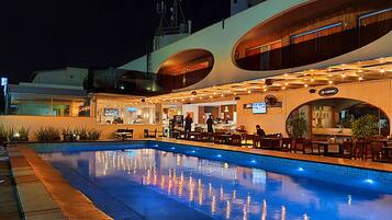 Una piscina al aire libre