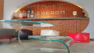 Coin salon dans le hall