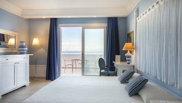 Frigobar, cofres nos quartos, escrivaninha, quartos à prova de som