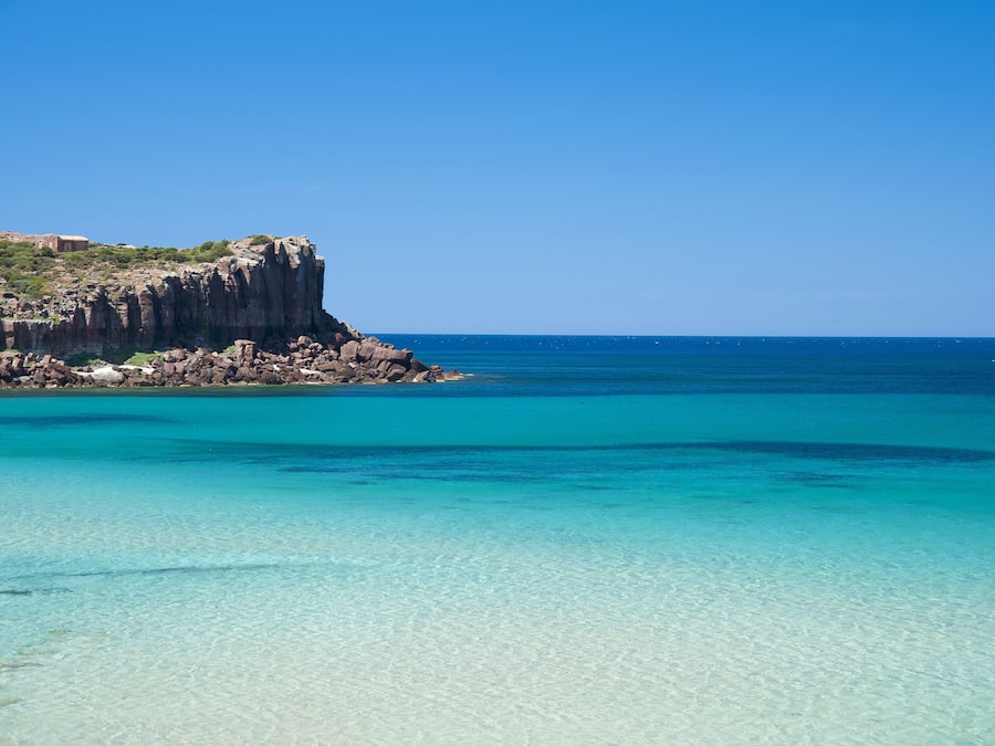 Una playa cerca, arena blanca