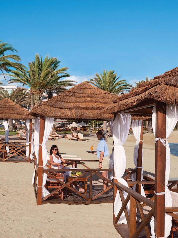 Plage privée, cabines (en supplément), chaises longues, parasols