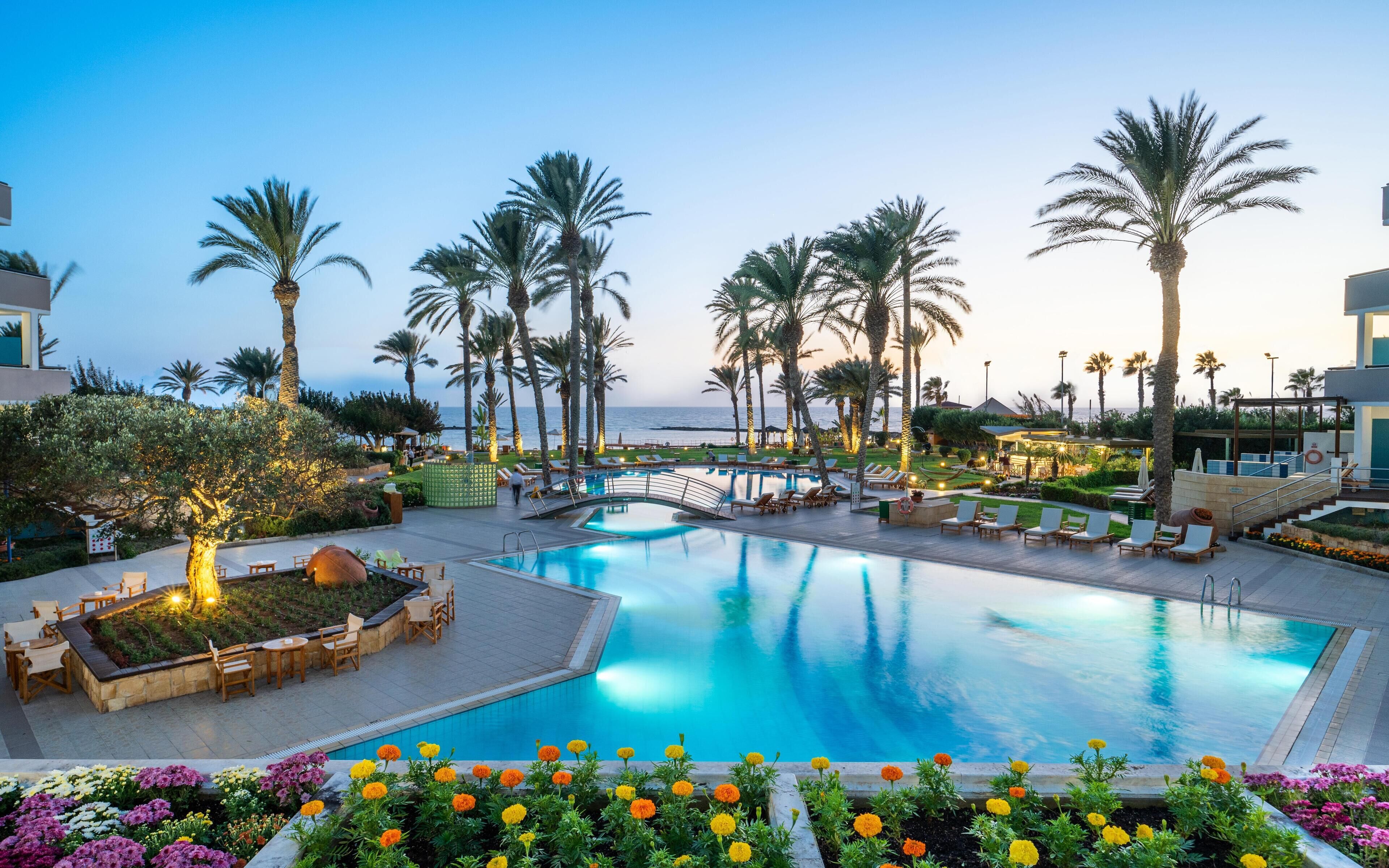 Innendørsbasseng,2 utendørsbassenger, bassengparasoller og solsenger