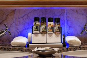 Separate bathtub and shower, rainfall showerhead - Constantinou Bros Asimina Suites Hotel (Geroskipou)