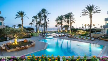 Hồ bơi trong nhà, 2 hồ bơi ngoài trời, dù/ô trên bãi biển/hồ bơi