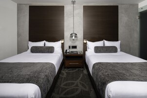 华丽双人房 (2 Full XL Beds) | 高档床上用品、羽绒被、加厚床垫、客房内保险箱