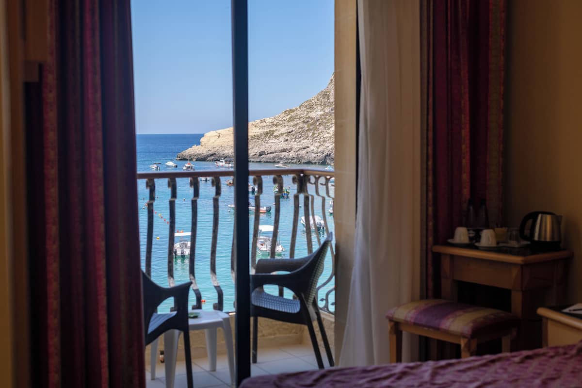 Standaard kamer, uitzicht op zee | Hypoallergeen beddengoed, een kluis op de kamer, een bureau