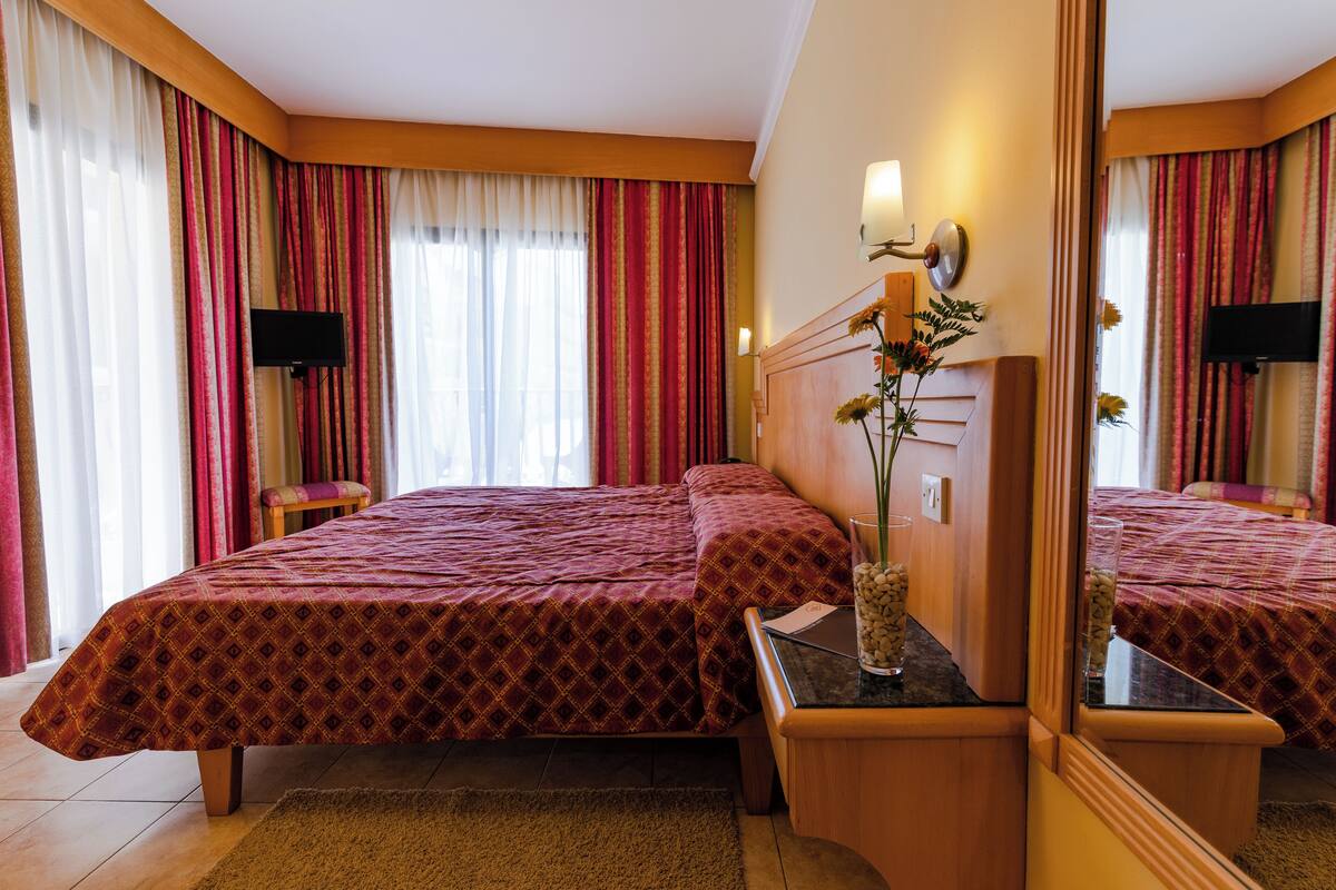 standard room, sea view | hypo-allergenic bedding, in-room safe, desk, blackout curtains
