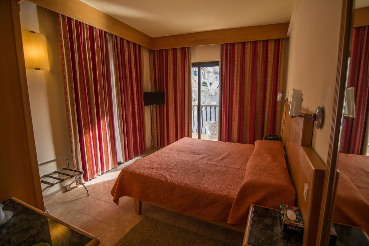 hypo-allergenic bedding, in-room safe, desk, blackout curtains
