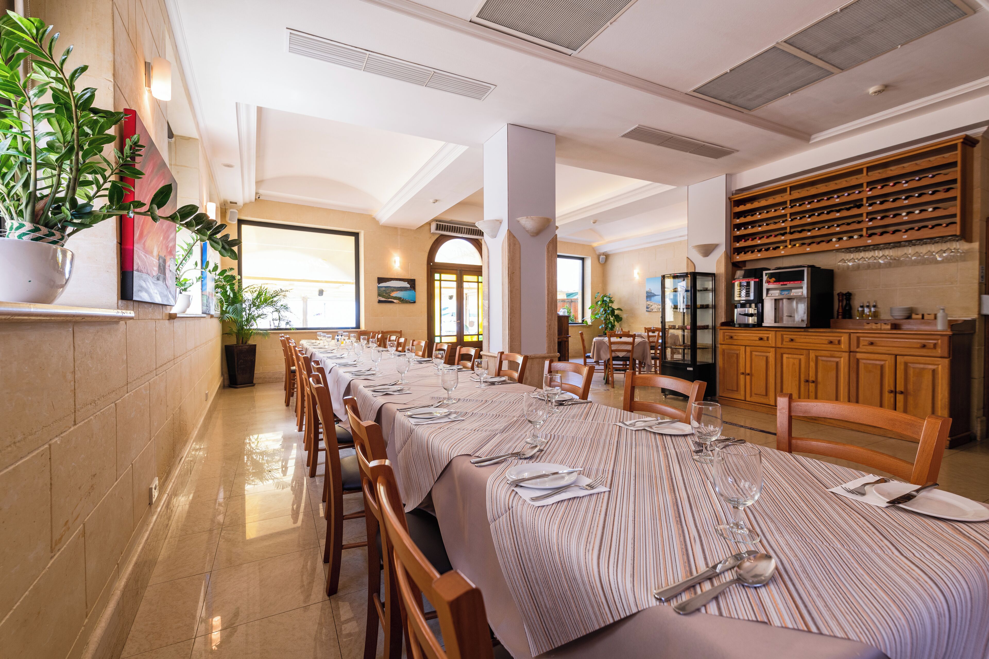 Aperto a colazione, pranzo e cena, con vista sul mare 