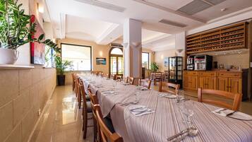 Petit déjeuner, déjeuner et dßner servis sur place, vue sur la mer