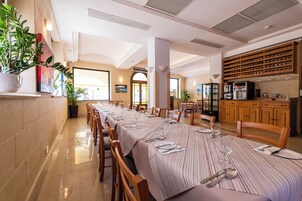 Se sirven desayunos, almuerzos y cenas; con vista al mar