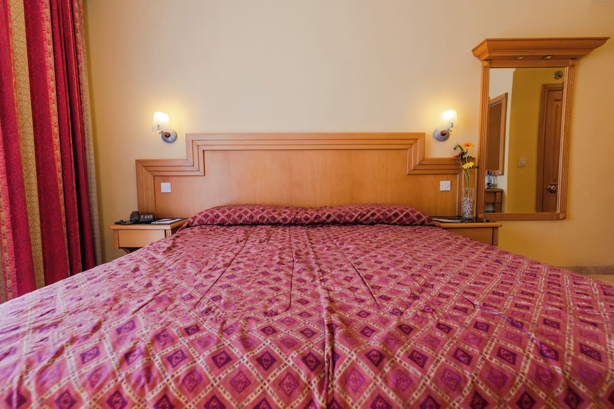 Standard Oda | Anti alerjik yatak takımı, odada kasa, masa, güneşlik/perde