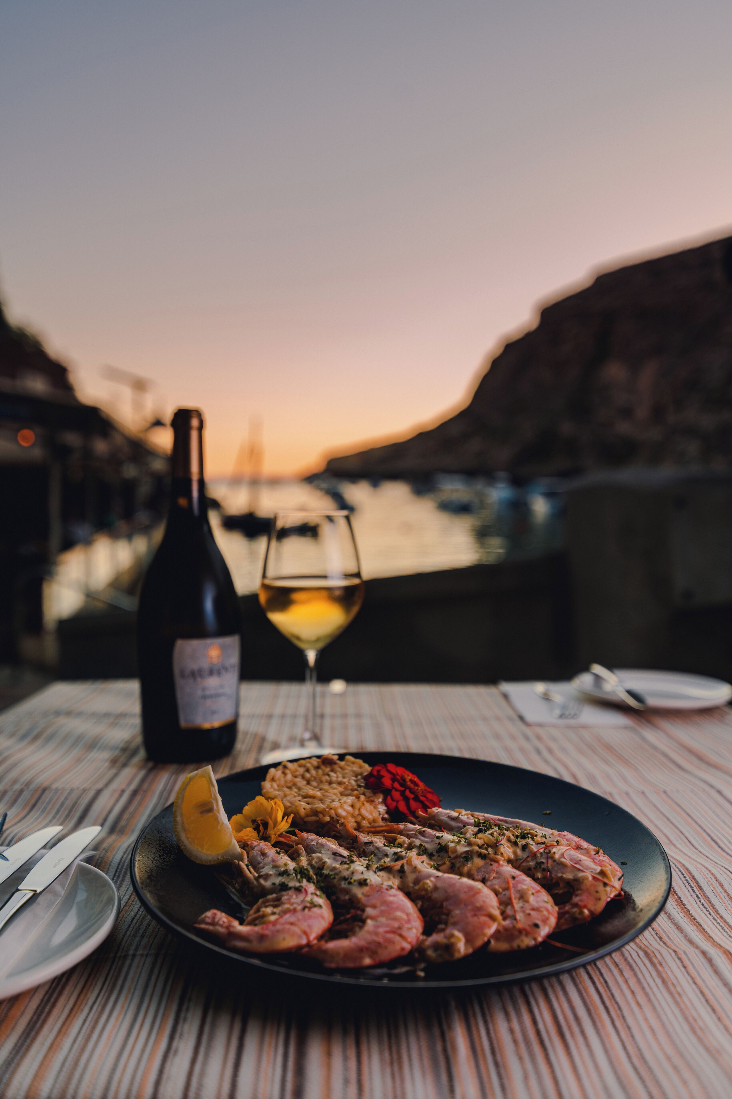 breakfast, lunch, dinner served; sea views