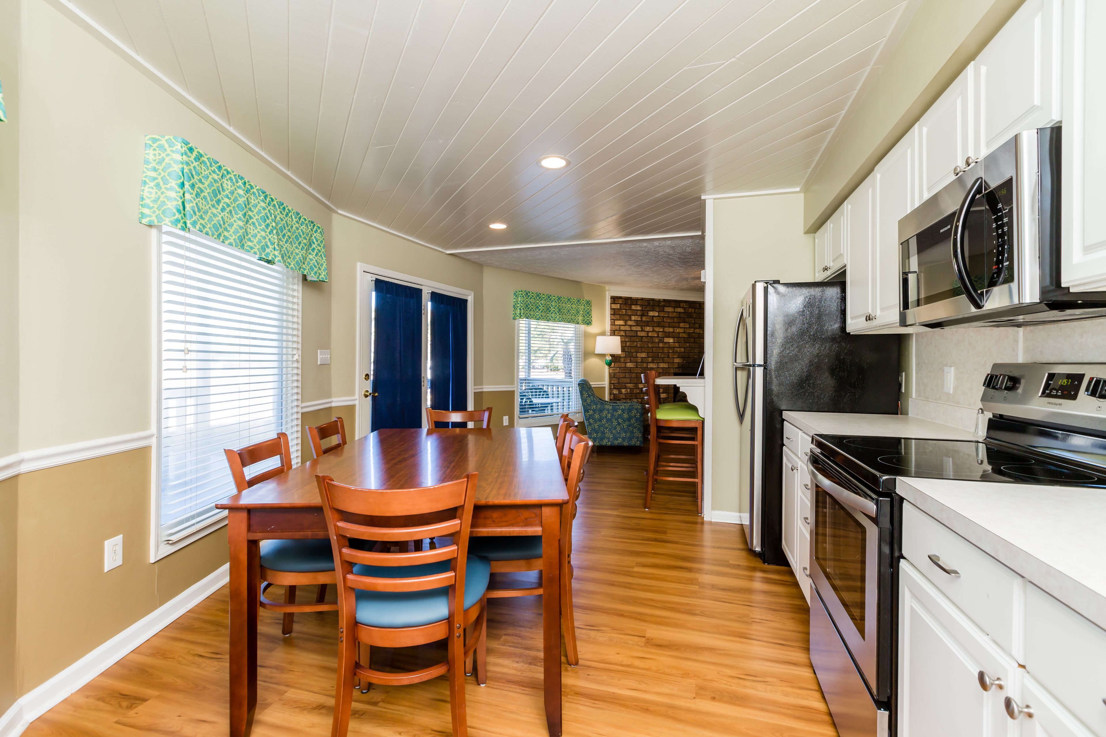 Condo, 3 Bedrooms | Private kitchen | Fridge, microwave, oven, stovetop