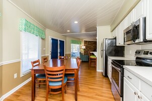 Condo, 3 Bedrooms | Private kitchen | Fridge, microwave, oven, stovetop