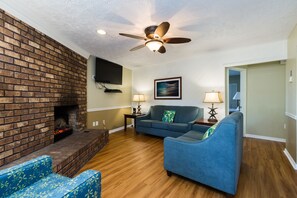 Leilighet, 3 soverom | Oppholdsrom | Flatskjerm-TV og DVD-spiller