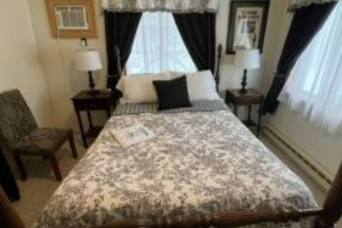 Comfort Double Room, Ensuite (Charming ) | Individually decorated, individually furnished, iron/ironing board