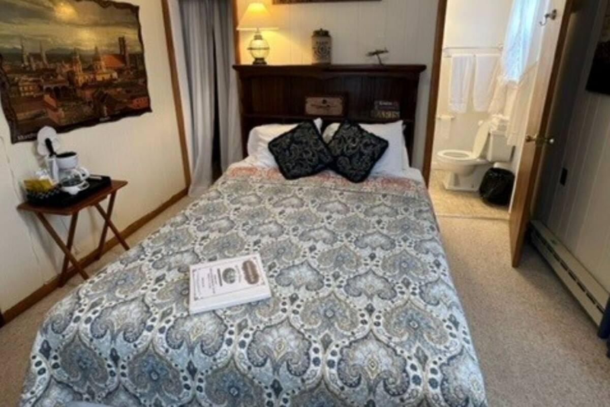 Comfort Double Room, Ensuite (Cozy) | Individually decorated, individually furnished, iron/ironing board