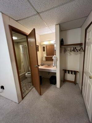 Comfort Double Room, Ensuite (Charming ) | Bathroom | Free toiletries, hair dryer, towels