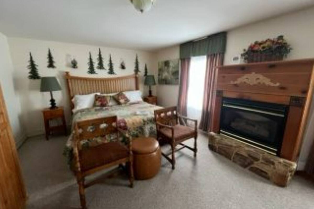 Superior Double Room, Ensuite | Individually decorated, individually furnished, iron/ironing board