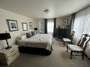 Superior Double Room, Ensuite | Individually decorated, individually furnished, iron/ironing board