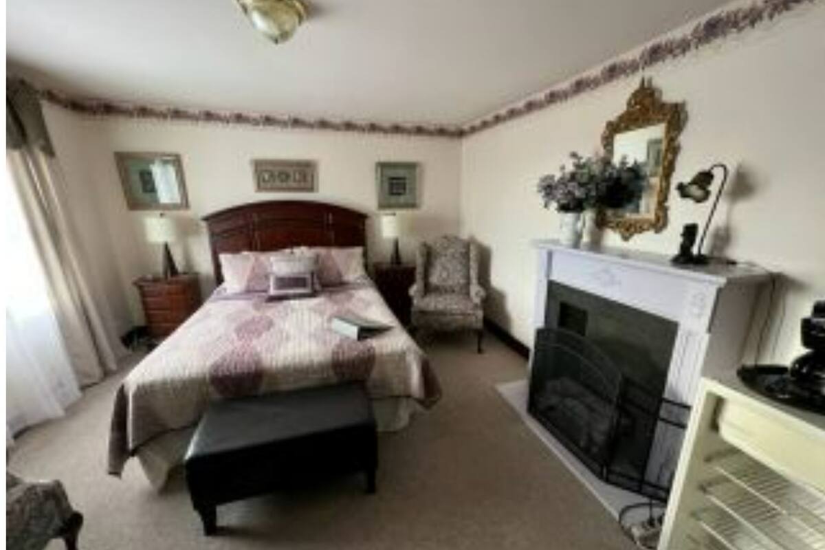 Superior Double Room, Ensuite | Individually decorated, individually furnished, iron/ironing board