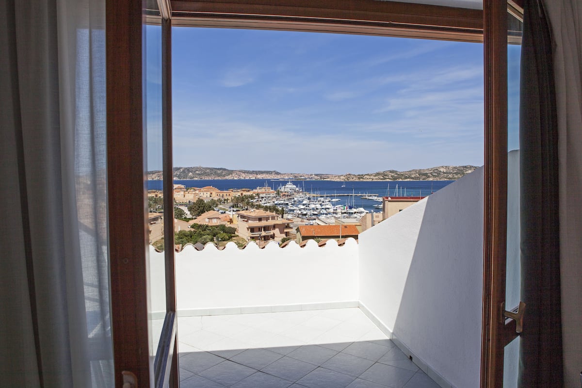 Double Room, Sea View | Minibar, in-room safe, desk, blackout drapes