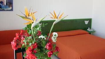 Minibar, Zimmersafe, Schreibtisch, Verdunkelungsvorhänge